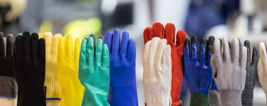 Gants nitrile, latex et pvc: différences et applications comparées
