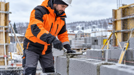 Veste ma&ccedil;on en hiver : prot&eacute;g&eacute; et mobile par le froid